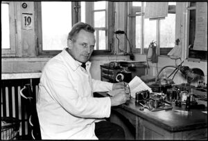 Oskar Barnack w trakcie pracy w pracowni w Wetzlar